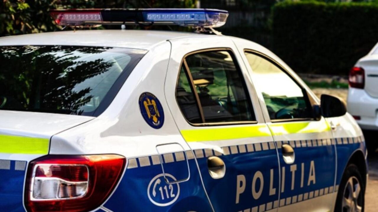 Putna Râu TIR căzut în albia unui râu, la Putna! Șoferul a rămas încarcerat în ...
